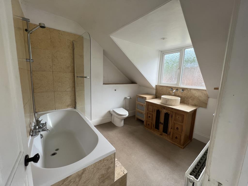 Lot: 166 - TERRACED PROPERTY FOR UPDATING - General view of family bathroom